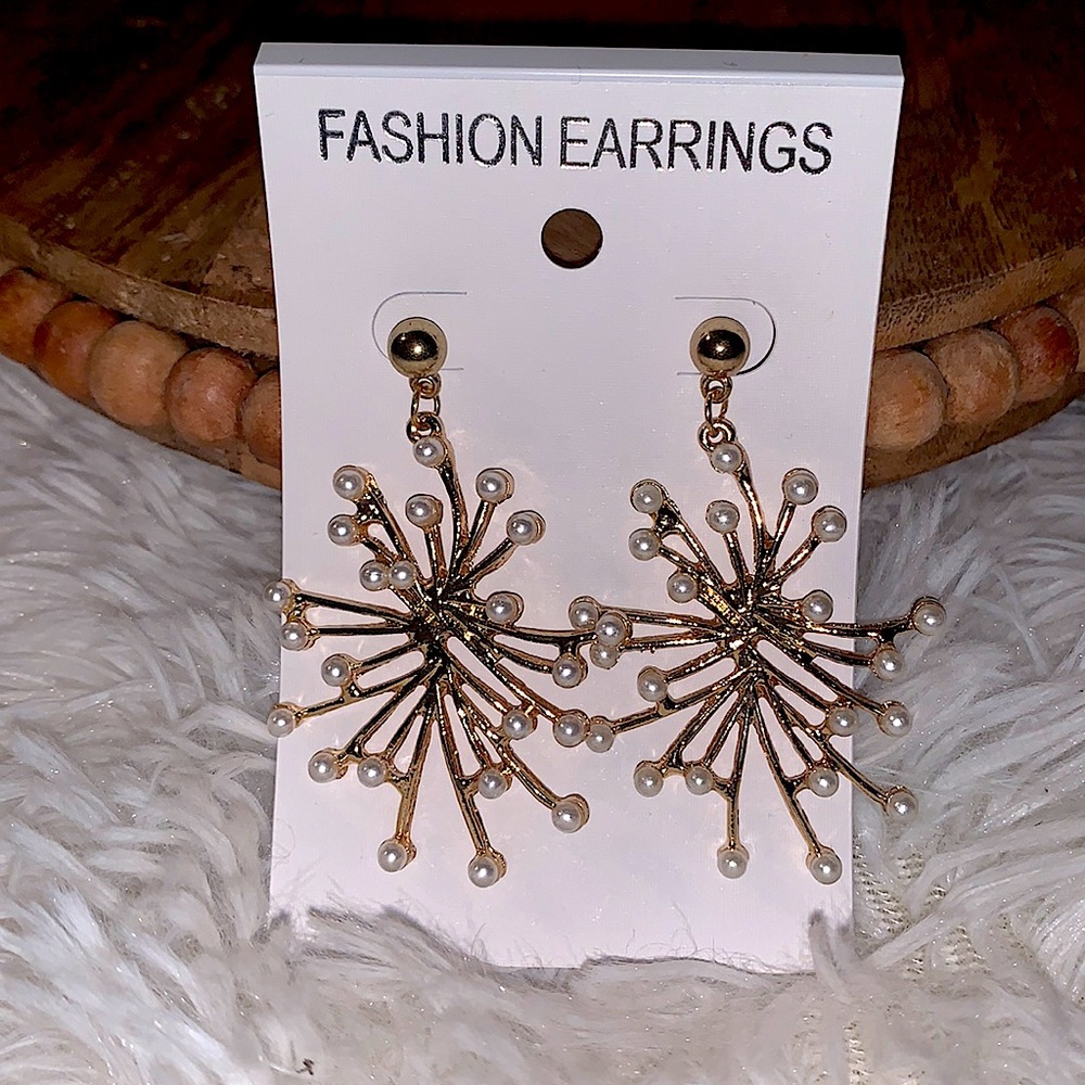 Gold earrings with pearl details